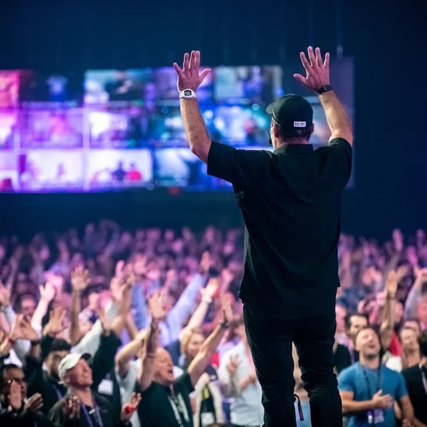 Tony Robbins commanding a room of 1,000 buyers.